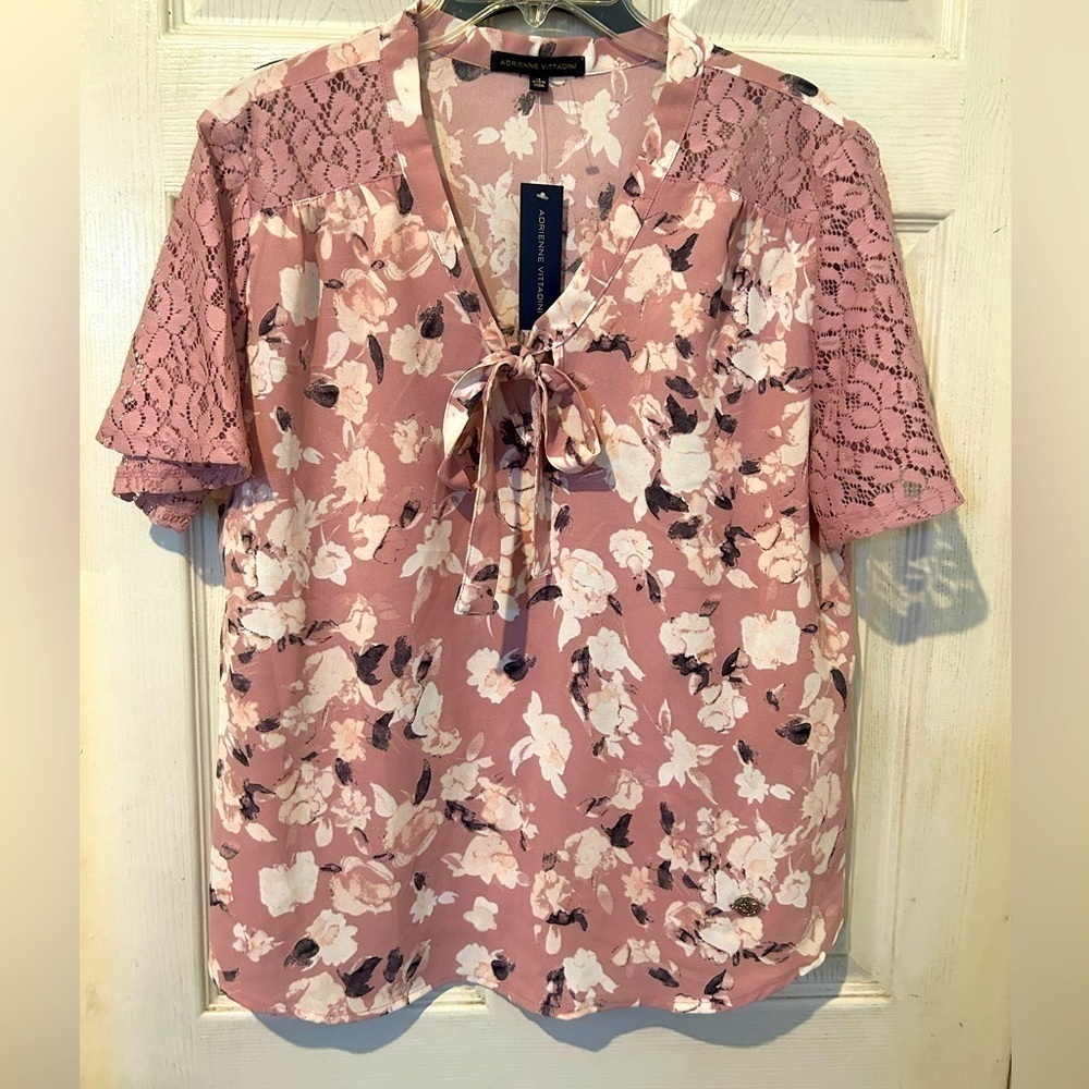 NWOT Adrienne Vittadini Floral Mauve Top With Lace Short Sleeves